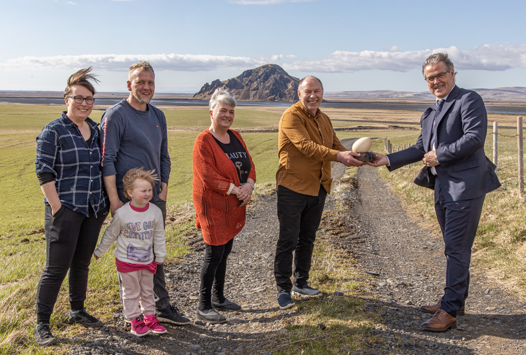 Landgræðslustjóri afhendir bændum Stóru-Mörk III landgræðsluverðlaunin 2021