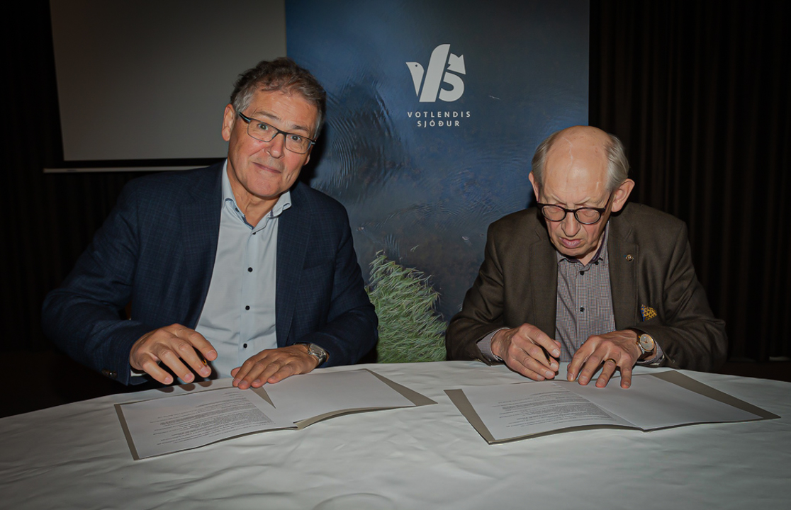 Árni Bragason og Þröstur Ólafsson undirrita samning