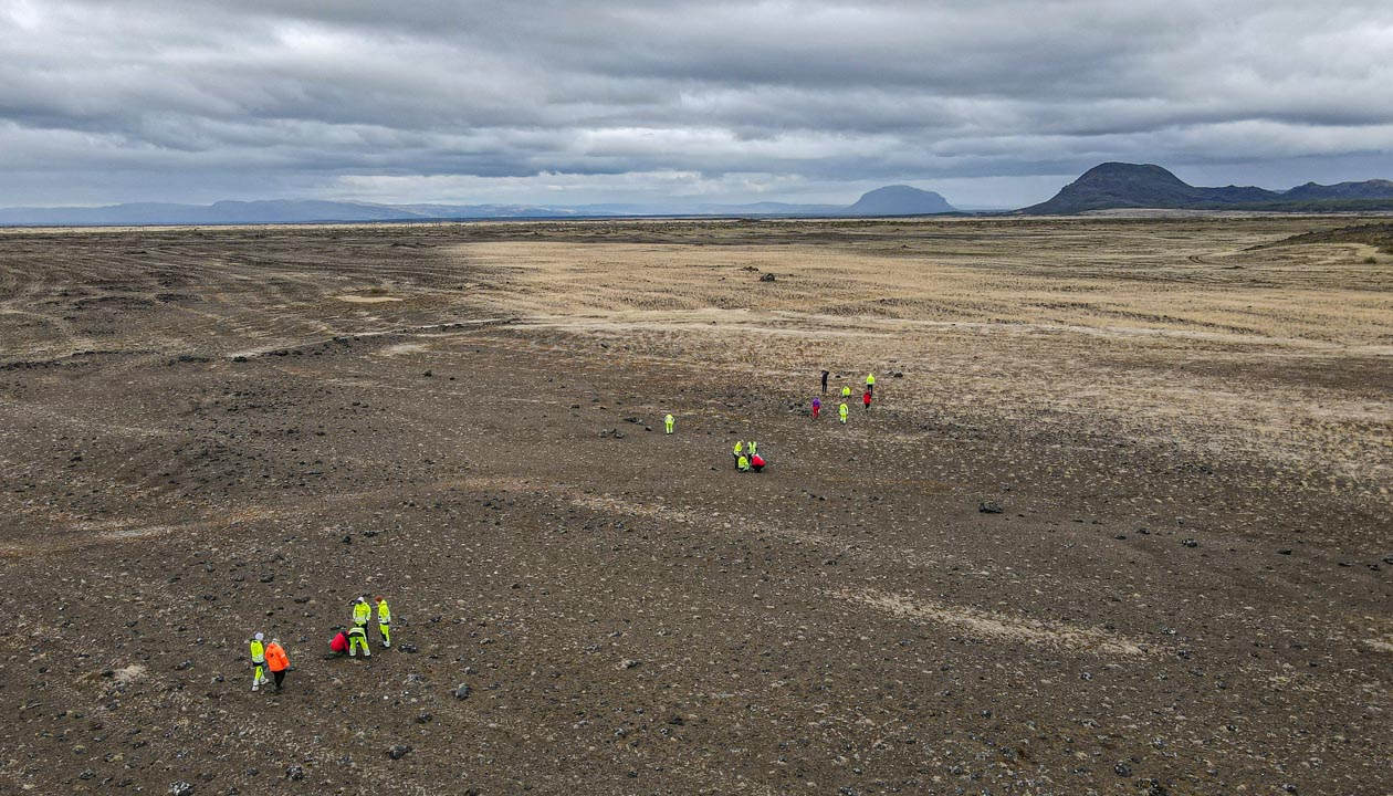 Loftmynd af sáningasvæði í landi Kots, fólk við gróður rannsóknir, Búrfell og Bjólfell í baksýn