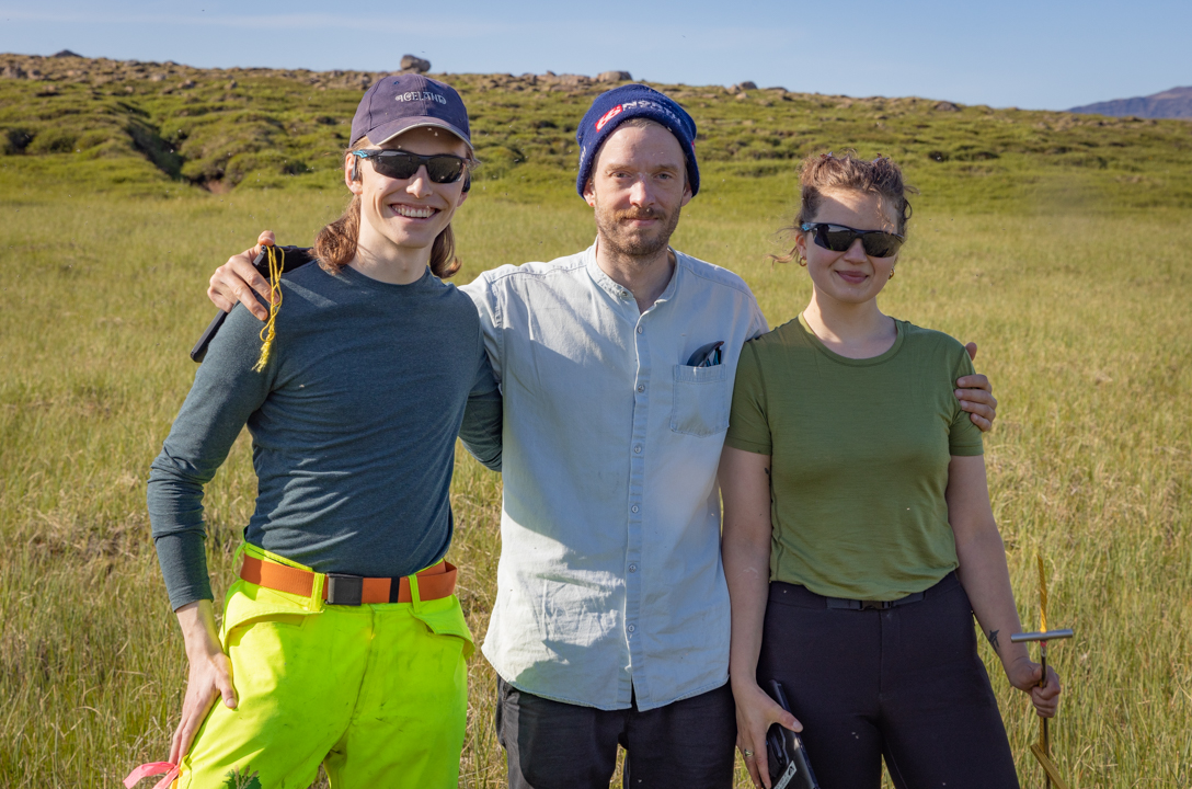 Snorri Magnússon, Hilmar Njáll Þórðarson og Ingibjörg Sæunn Jónsdóttir Þau Snorri Magnússon, Hilmar Njáll Þórðarson og Ingibjörg Sæunn Jónsdóttir létu mýbitið ekki aftra sér við mælingavinnuna.