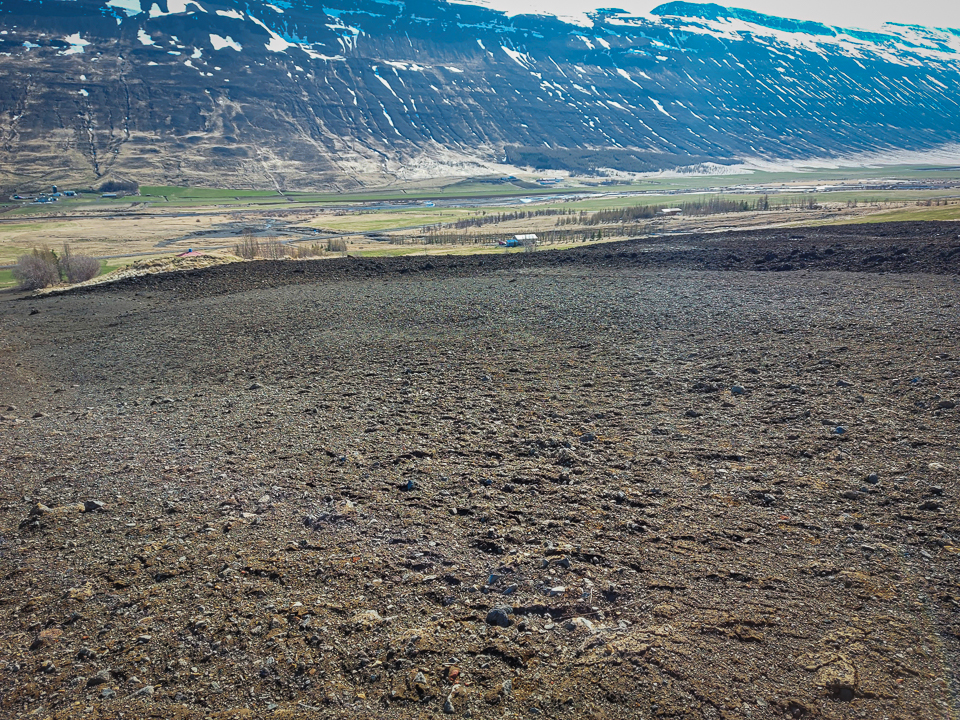 Samanburðarmyndir af vel heppnuðu verkefni sem Kristján B. Garðarsson landeigandi Gilsár II í Eyjafirði vann. Aurskriða féll á vel gróið land og skógrækt í landinu í október 2020. Með styrk úr Landbótasjóði handdreifði Kristján áburði og fræi á svæðið og setti niður græðlinga. Gróður var fljótur að taka við sér og með sama áframhaldi verður ekki langt þangað til gróðurþekja nær að loka skriðunni . Efri myndin er tekin í apríl 2021 en sú neðri í september sama ár.