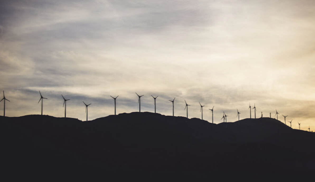 Vindmyllur á hæð við sólarlag